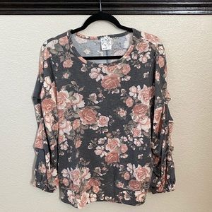 Boutique Floral Top With Ruched Sleeves